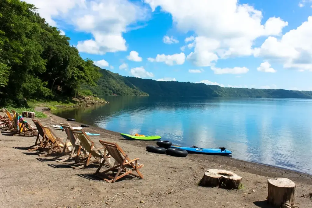 Playa de la Laguna de Apoyo y actividades de kayak.
