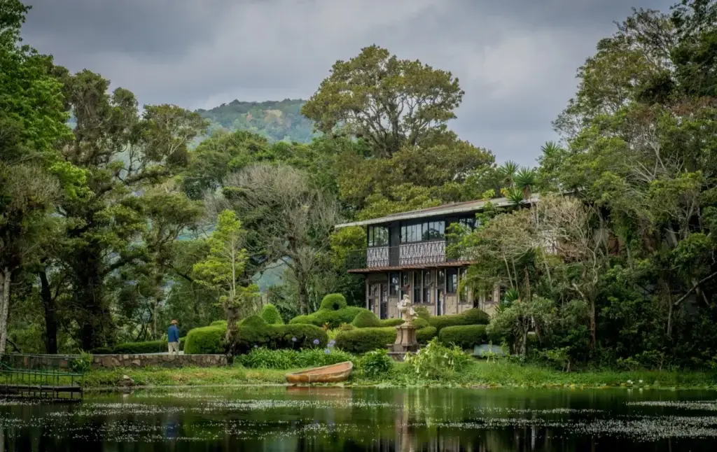Lodge histórico y lago en Selva Negra en Matagalpa, Nicaragua