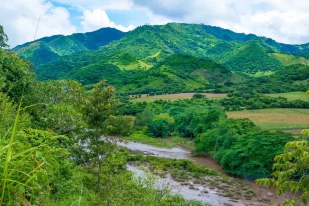 Paisaje de valle fluvial y montaña que rodea Estelí, Nicaragua.